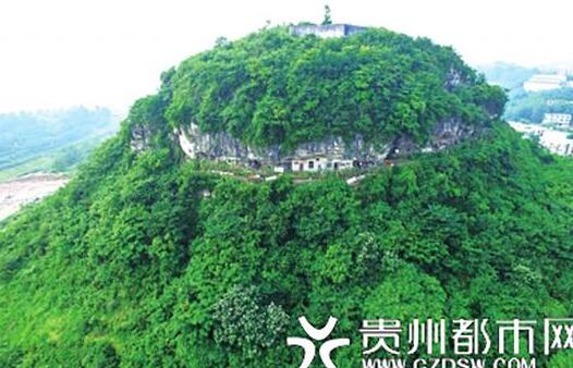 老人在山崖上修建的房屋。