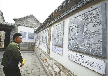 “孝文化”浮雕墙点缀老街区