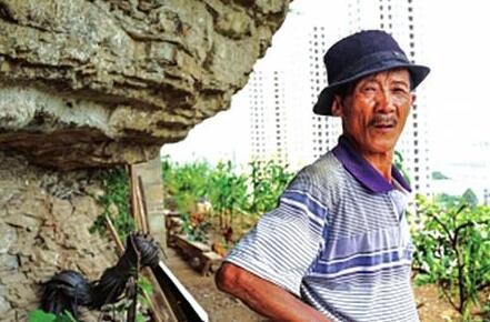 你向往吗?开荒发现世外桃源住10年 60岁老伯成了现代版