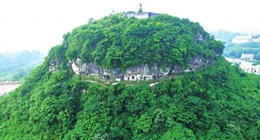 美!开荒发现世外桃源一住十年 村民建好“家”开垦土地种植农作物