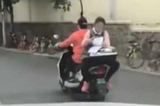 还有这种操作?女孩趴电动车后备箱写作业