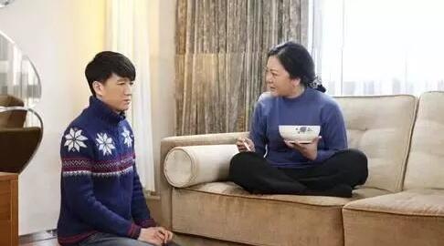 妈宝男!28岁男友和妈妈睡 每晚妈妈打电话要求陪她女友听后很崩溃