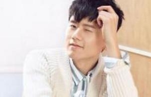 张杰录节目险受伤 玻璃吸管吹乒乓球缺氧晕倒 脸部直接砸在凳子上