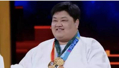 太心疼！16年被摔284万次 背后“陪练”出20多名世界冠军网友看哭