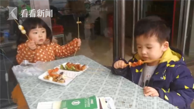 男孩走丢幼儿园老师急飙泪 他却在和女孩吃烤串