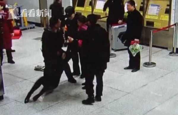 包太贵履带太脏 戏精女子拒安检不成赖在地上撒泼