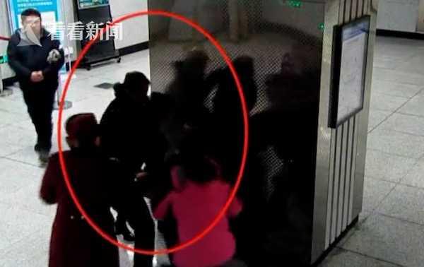 惊爆眼球!女子包太贵拒安检