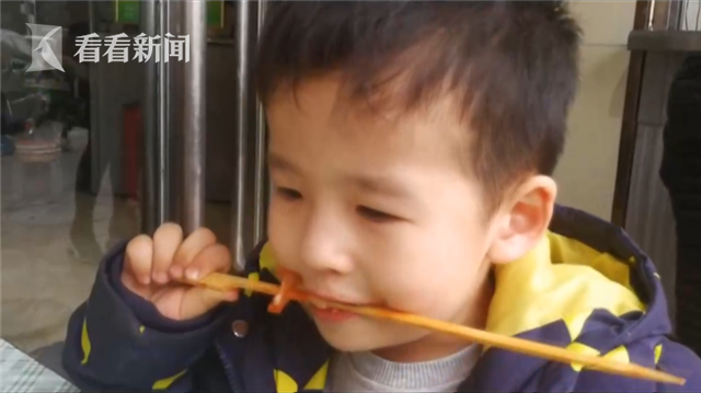 三岁男孩走丢幼儿园老师急飙泪 他却在和女孩吃烤串