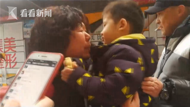 三岁男孩走丢幼儿园老师急飙泪 他却在和女孩吃烤串