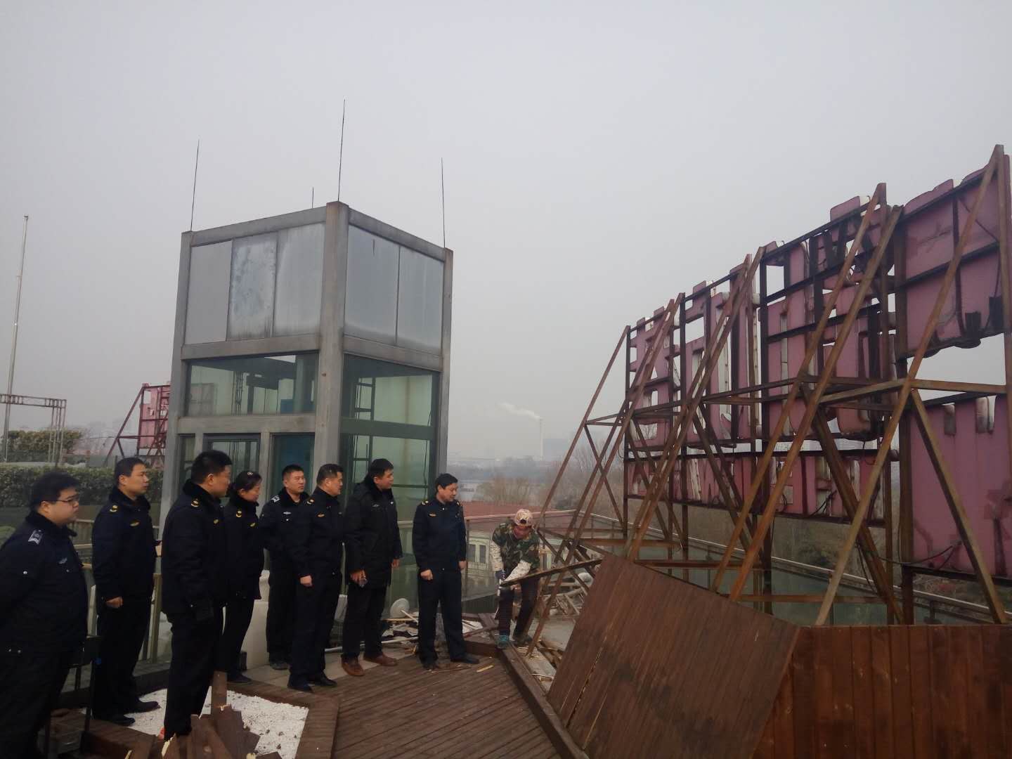 县西巷楼顶广告标识开拆 明湖路将实现“一户一匾”