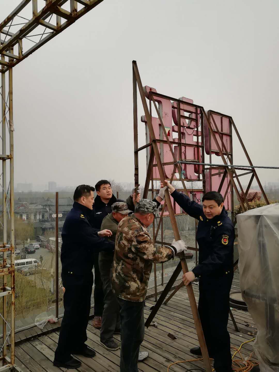 县西巷楼顶广告标识开拆 明湖路将实现“一户一匾”