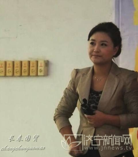 你对贾玲家的基因一无所知，她姐姐年轻时候原来也这么漂亮