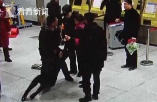 理由亮了!女子包太贵拒安检躺地不起 耍赖撒泼打伤安检人员竟为这