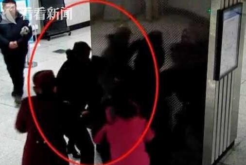 理由亮了!女子包太贵拒安检躺地不起 耍赖撒泼打伤安检人员竟为这