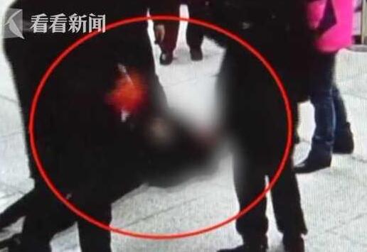 理由亮了!女子包太贵拒安检躺地不起 耍赖撒泼打伤安检人员竟为这