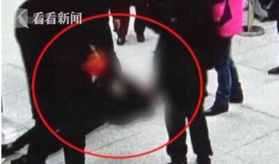 笑翻了!女子包太贵拒安检 瞬间就地撒泼打滚真能演堪称“影帝”