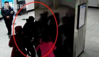 笑翻了!女子包太贵拒安检 瞬间就地撒泼打滚真能演堪称“影帝”