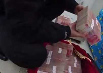 惊动警察!扛144万坐火车 男子出站时神情紧张想不到背后真相竟是这