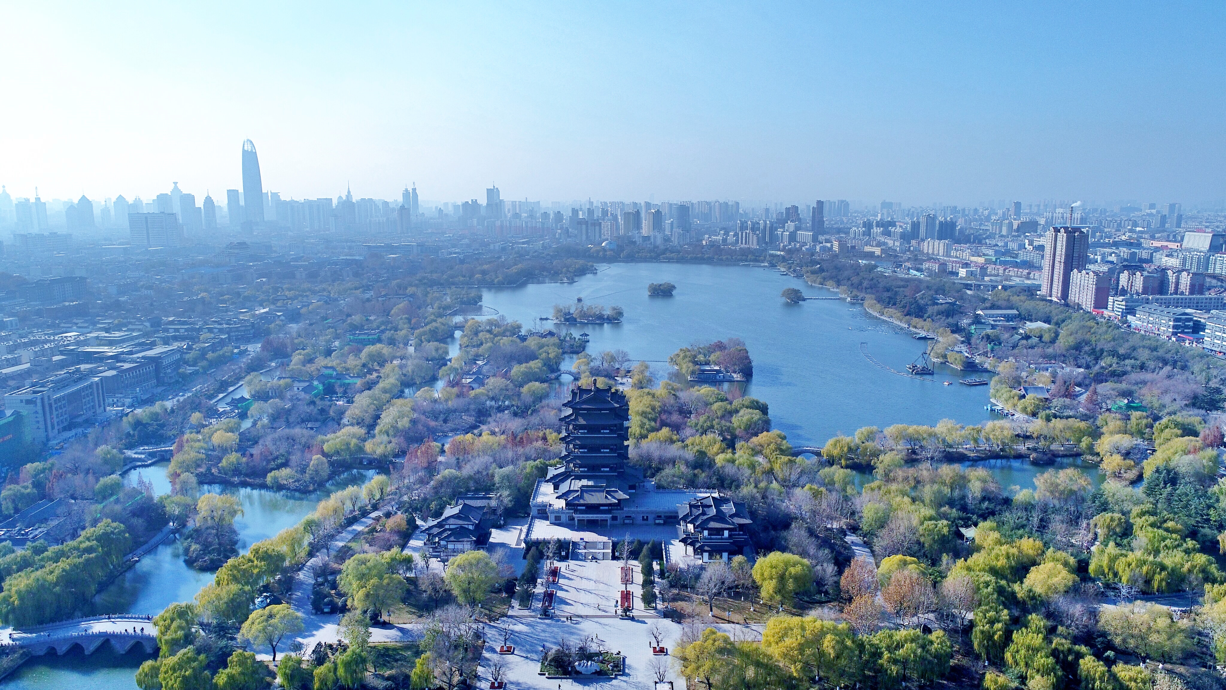 大明湖,位于山东省济南市市中心偏东北处、旧城区北部,是由济南众多泉水汇流而成,湖面58公顷,公园面积103.4公顷,平均水深2米左右,最深处达4.5米,是繁华都市中一处难得的天然湖泊,与趵突泉、千佛山并称为济南三大名胜,也是泉城济南重要的风景名胜、开放窗口和闻名中外的旅游胜地,素有“泉城明珠”的美誉。 大明湖景色优美秀丽,湖水水色澄碧,是国家AAAAA级旅游景区——天下第一泉风景区的核心组成部分之一。 2009年,大明湖荣膺中国世界纪录协会&l