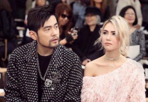 甜蜜十足!周杰伦昆凌现身巴黎时装周 