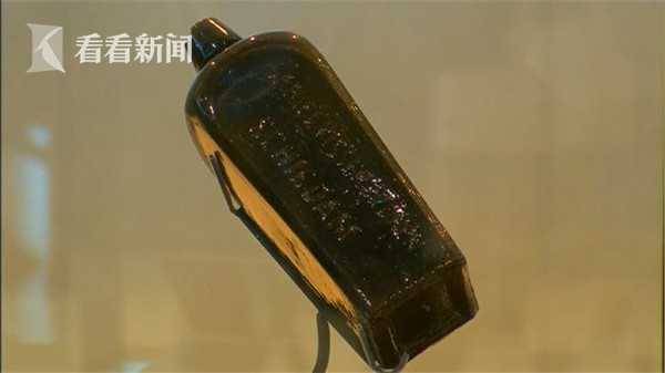 破纪录!女子捡古老漂流瓶 132年前的漂流瓶里面写着什么?