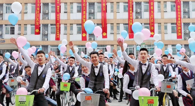 “00后”大学生打造浪漫女生节 百名男生骑车送女生上课