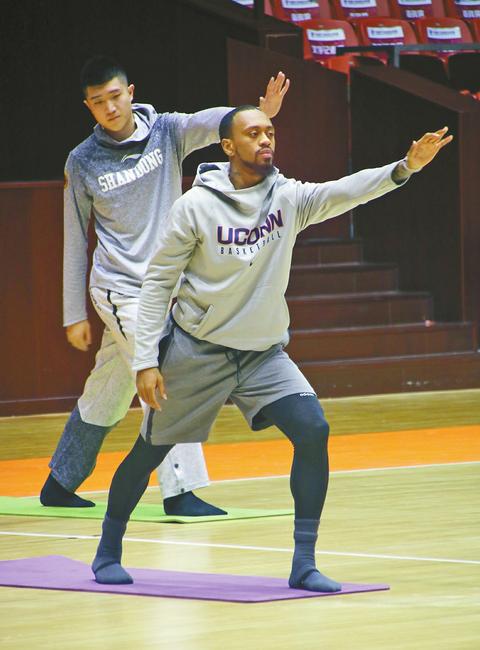 备胎已到位劳森仍未归 山东男篮新外援莱恩昨晚首次参加合练 