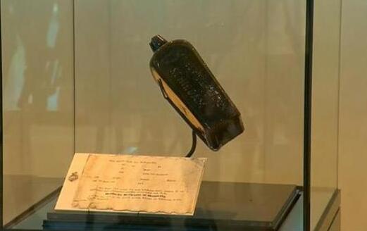惊呆了!女子捡古老漂流瓶 瓶内的一张字条透露132年前惊天秘密