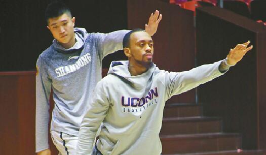 山东男篮新外援莱恩昨晚首次参加合练 备胎已到位劳森仍未归