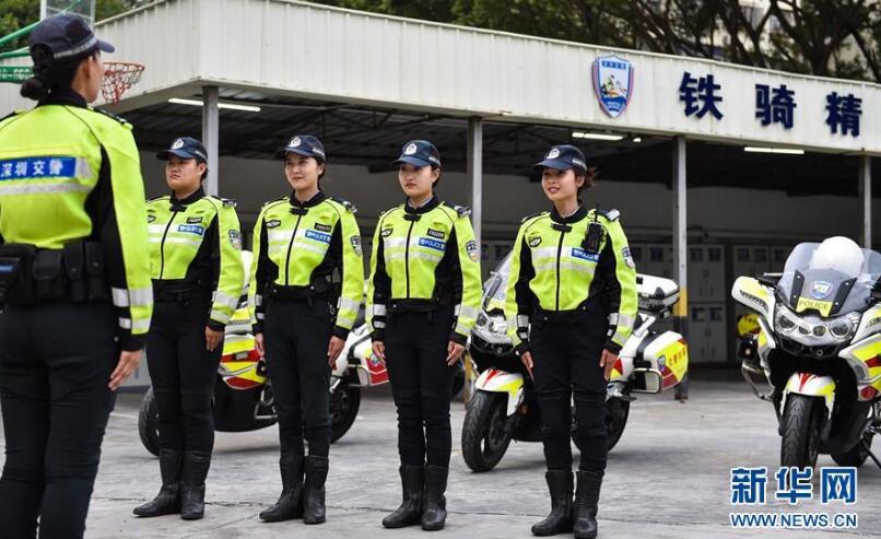 都市里的铁骑飞燕 女铁骑休息间隙对着摩托的后视镜涂抹唇膏