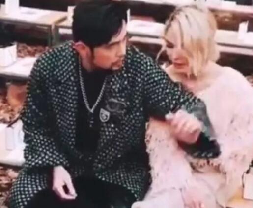 周杰伦没抓到老婆的手 只好尴尬摸了自己的腿