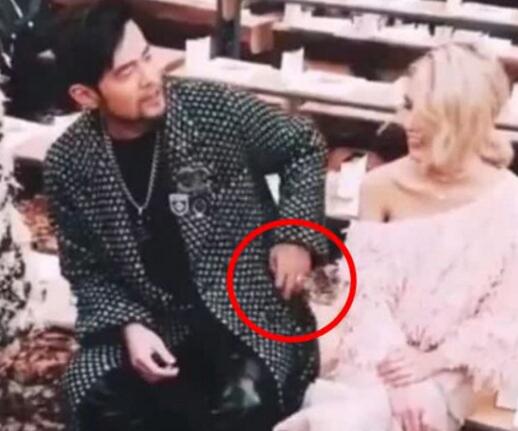 周杰伦没抓到老婆的手 只好尴尬摸了自己的腿