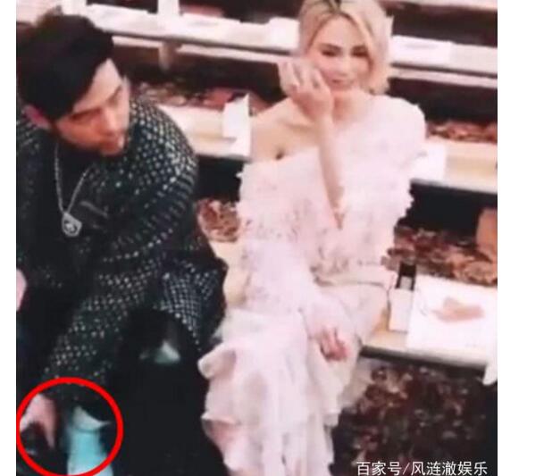 周杰伦没抓到老婆的手 只好尴尬摸了自己的腿