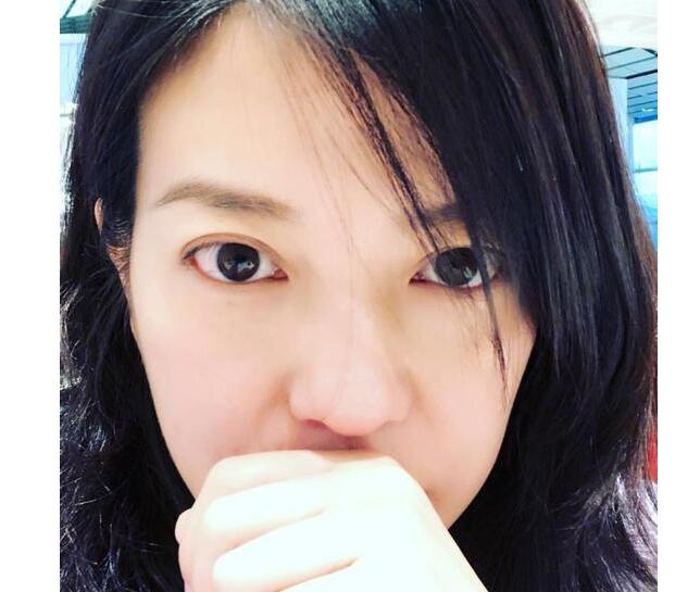 女神范儿!赵薇妇女节晒自拍网友炸锅 42岁低