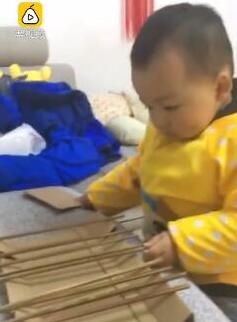 像模像样！2岁被赞烧烤奇才 网友看后惊呼这熊孩子要逆天的节奏