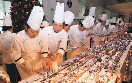 1068米长！世界上最长的蛋糕画面壮观 80位厨师耗费24小时制作而成