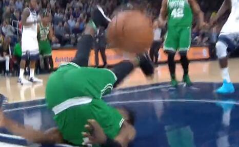 失去平衡！布朗扣篮重摔倒地 差一点脖子都摔断无法起身眼神呆滞