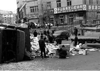 正能量满满!货车侧翻饮料满地 路上帮忙72000瓶一瓶不少地回到箱里