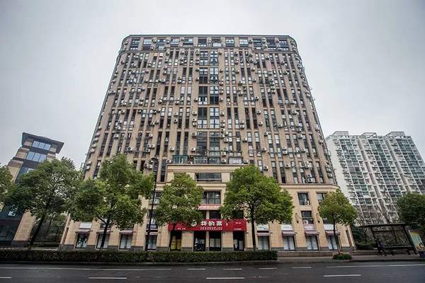 逼死密集恐惧症患者!外墙挂200台空调 网友:很想抠掉!