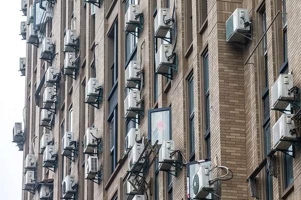 逼死密集恐惧症患者!外墙挂200台空调 网友:很想抠掉!