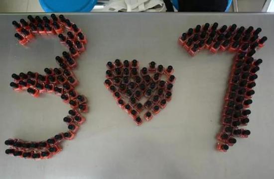 暖哭!男生自制指甲油送女生 302名女生收到