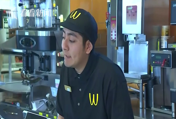 惊了！麦当劳金拱门倒立竟为这 招牌、员工制服及食物包装上logo倒立