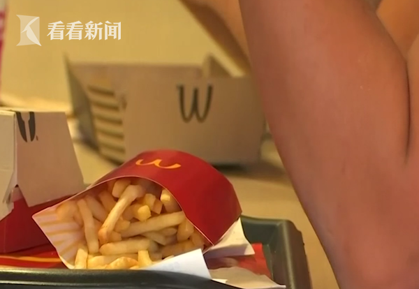 惊了！麦当劳金拱门倒立竟为这 招牌、员工制服及食物包装上logo倒立