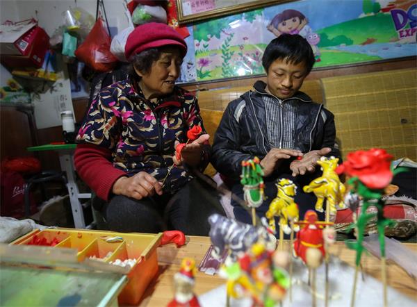 瓷娃娃学面塑：面塑奶奶倾囊相授 盼能学成自食其力