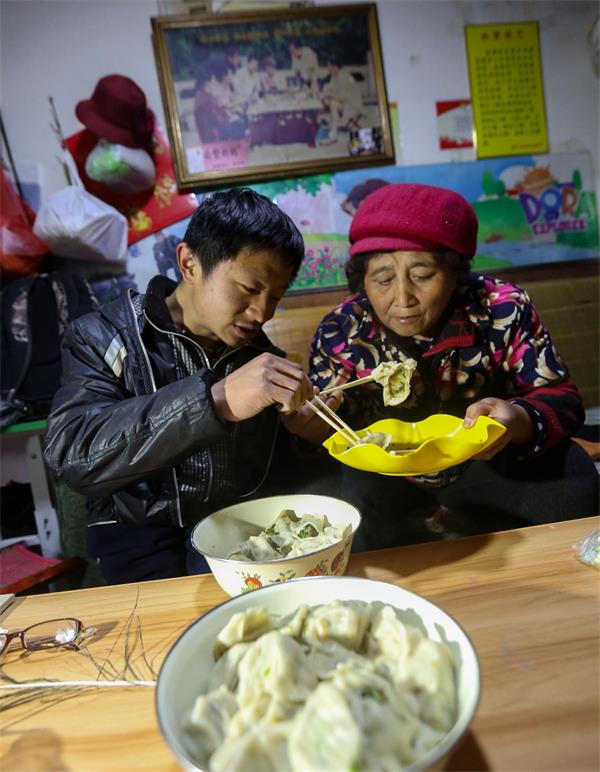 瓷娃娃学面塑：面塑奶奶倾囊相授 盼能学成自食其力
