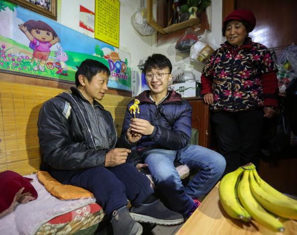 瓷娃娃学面塑：面塑奶奶倾囊相授 盼能学成自食其力