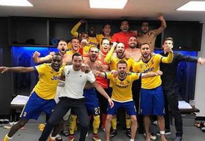 保持乐观！尤文大将嘲讽热刺 向热刺球迷比手势：手指触摸下巴