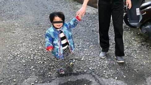 哭笑不得!日本男童悬浮半空 原来真相是这样母亲一句话露馅了