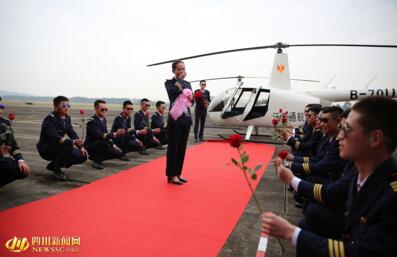 别样浪漫!唯一女生成班宠 飞行专业全体男生送婚纱表白心中女神