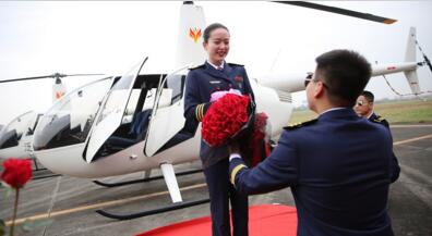 别样浪漫!唯一女生成班宠 飞行专业全体男生送婚纱表白心中女神